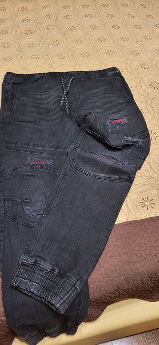 Vând pantaloni Cropp