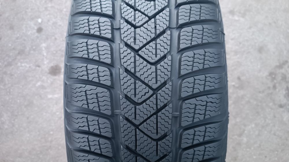 225/55/17 Pirelli Дот 2323