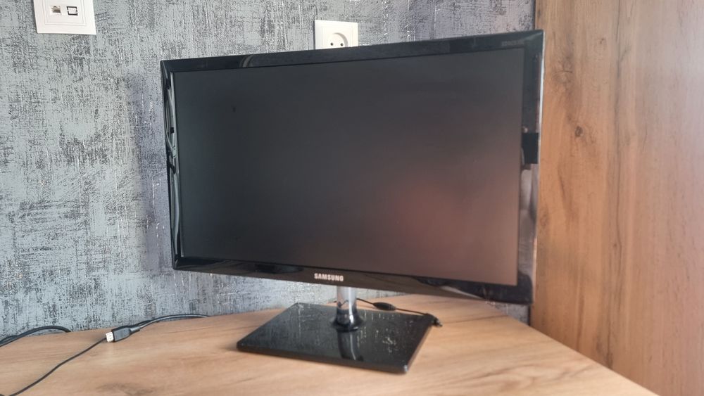 Монитор Samsung FullHD 24 дюйма