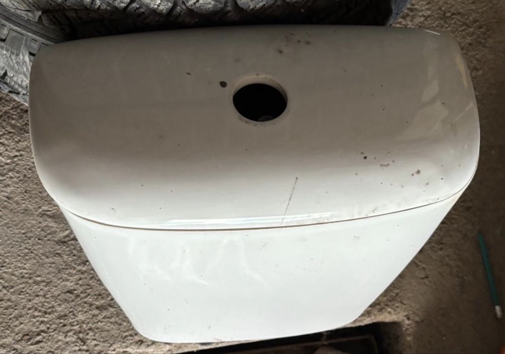 Бачок унитаза целый