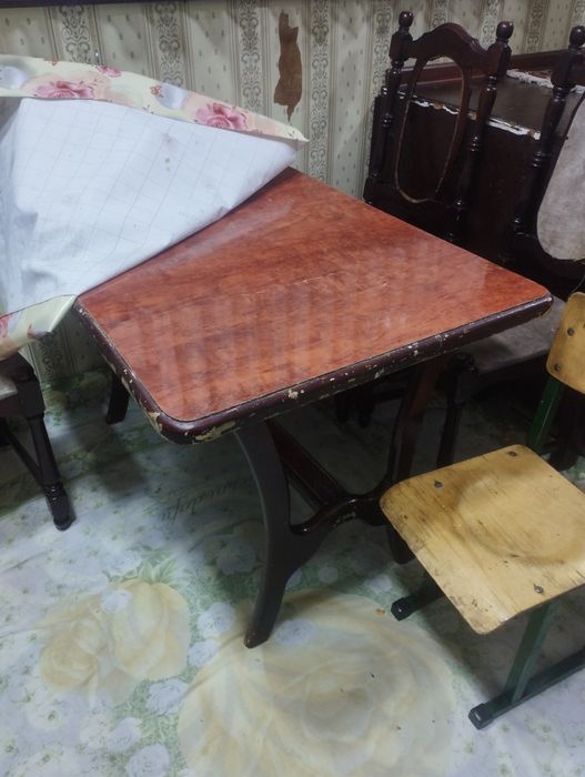 Stol kuhonniy sotilad