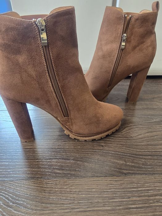 Чисто нови велурени боти