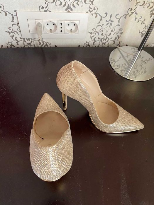 Pantofi dama (de seara) din piele -marimea 37, toc 10cm, culoare aurie