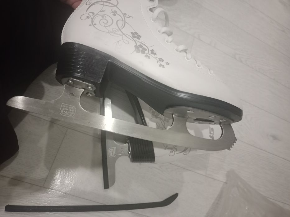 Продам новые коньки