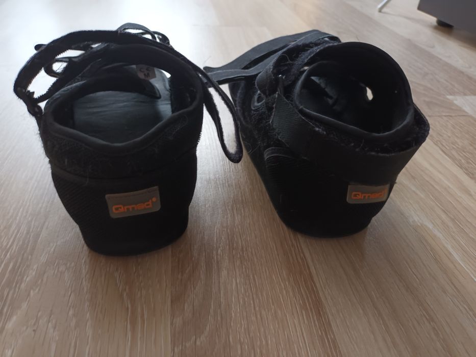 Продавам постоперативни ортопедични обувки