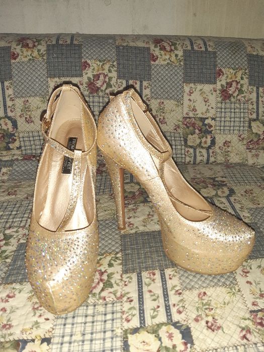 Прекрасные туфли 39 размера