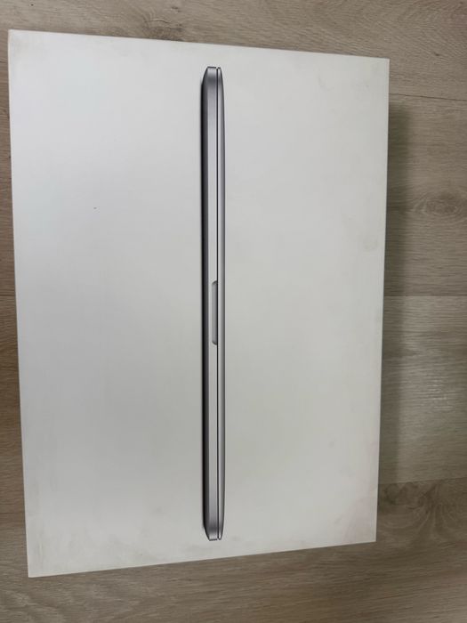Macbook pro 15 la cutie: i7, 16 gb ram si ssd 256 gb
