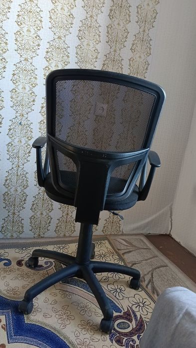 Офисное кресло почти новый