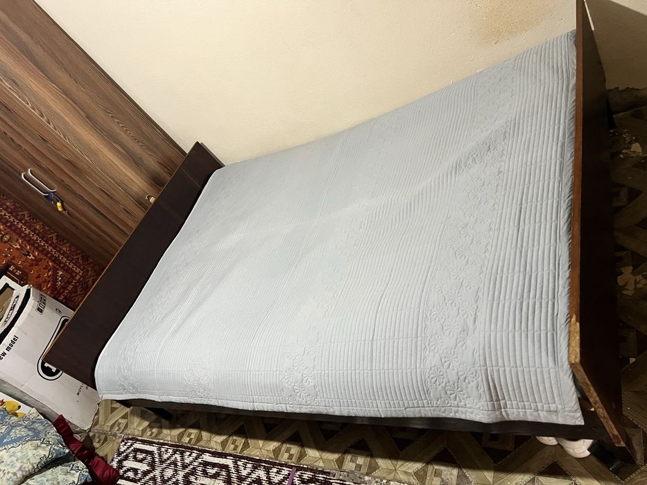 Продается кровать полуторка с ортопедическим  матрасом