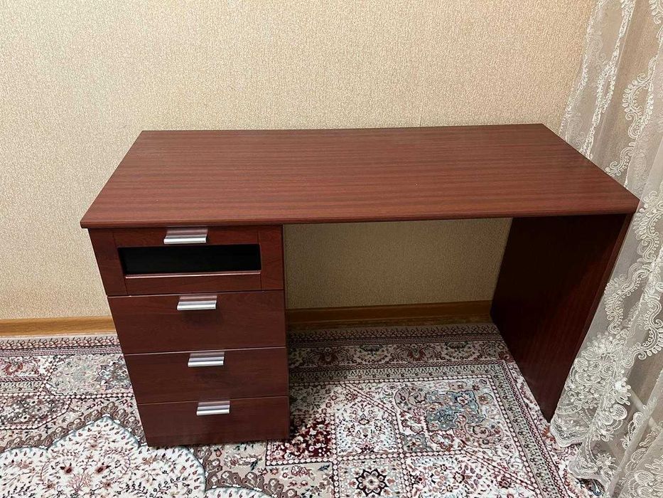 Стол письменный с ящиками