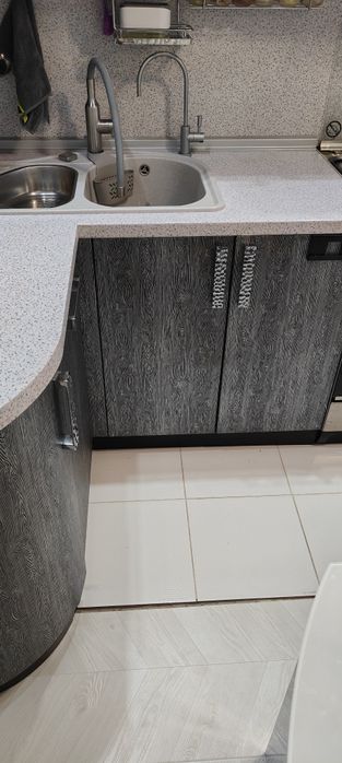 Продам мебель в кухне