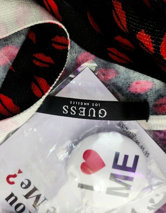 Топ с целувки на Guess