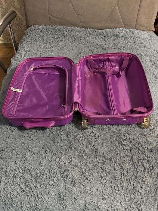 Продам детский чемодан