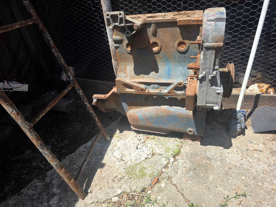 Vând bloc motor tractor UTB U445 (3 pistoane) / pentru recondiționat sau piese