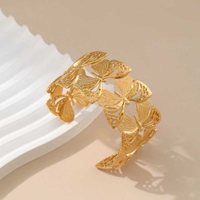 Brățară Elyse, aurie, reglabilă, din oțel inoxidabil, cu model fluturi