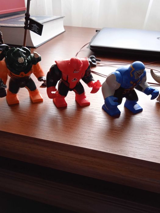 Продам минифигурки Лего