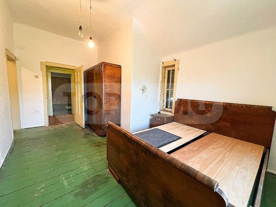 Двуетажна къща с голям парцел в Морската градина