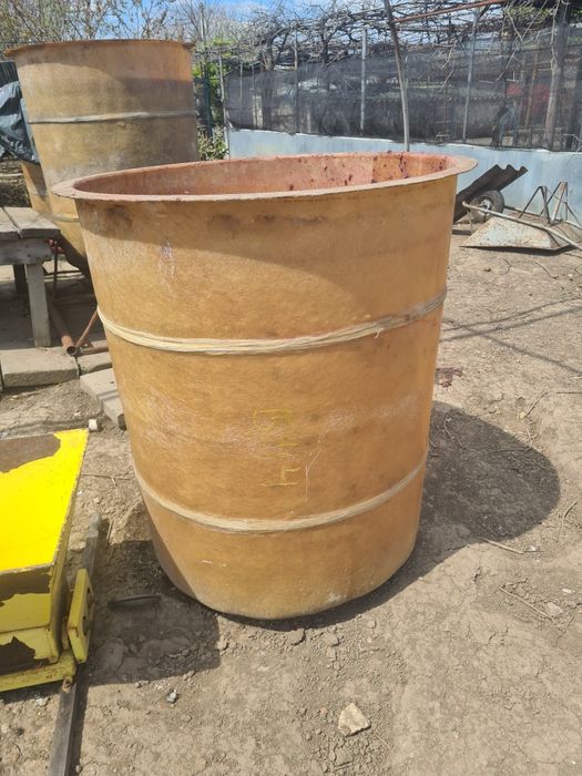 Vând cada din fibră de sticla 300 ron are 300 litti