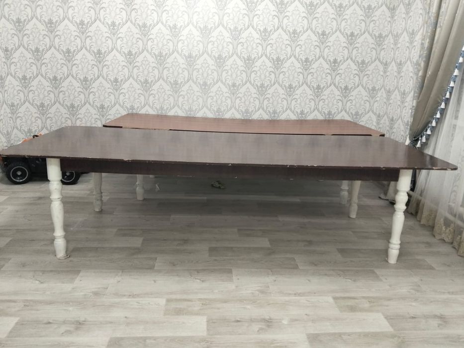 Продам 2 стола со скатертью