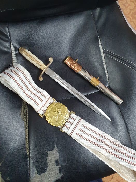 Статуетка дървени чашки нож битов