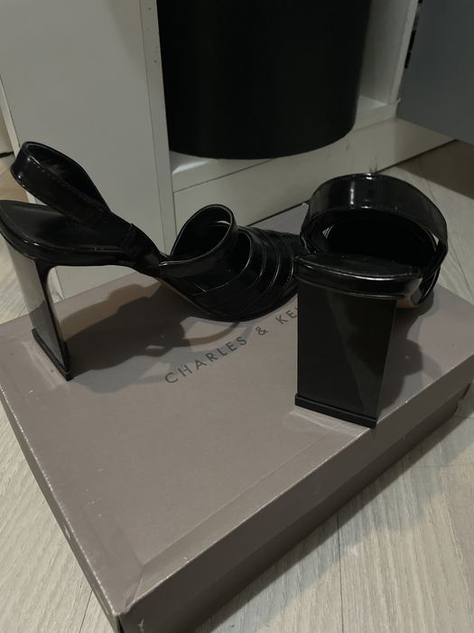 Продам туфли charles keith