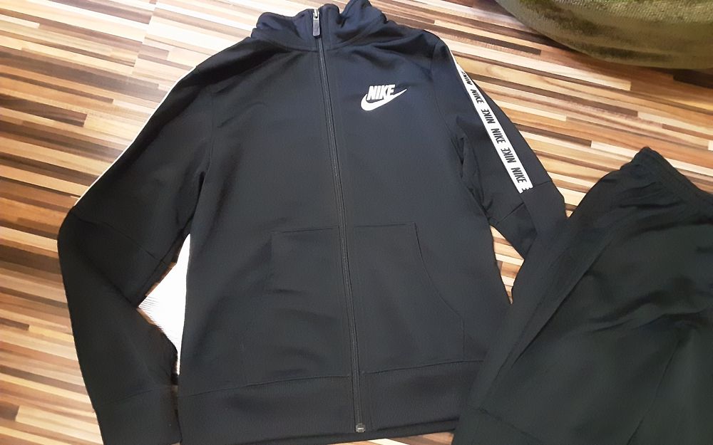 NIKE оригинален екип(69лв) и блуза Nike pro(35лв)