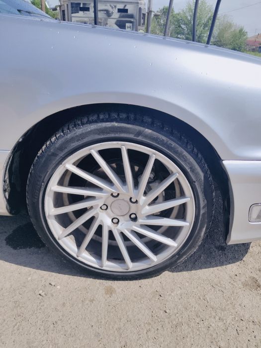 Титановый диск вместе шины