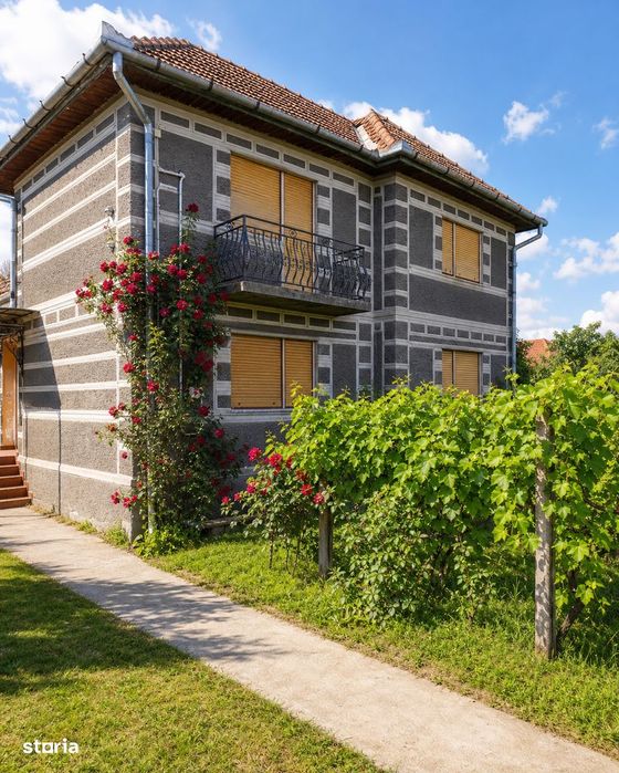 Casă cu anexe și teren 4.605 mp, front 36 m - posibil 2 locuri de casă