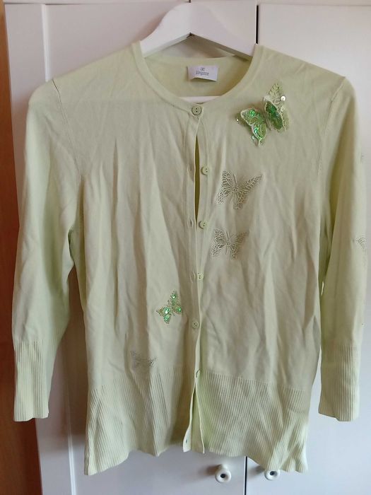 Бяло дамско яке, сиво сако, черна жилетка, светла жилетка