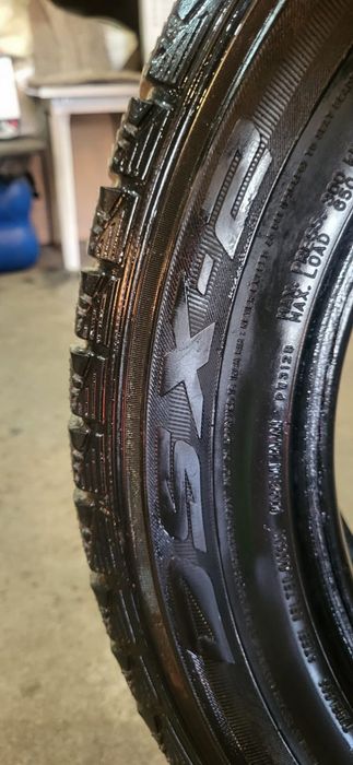 Продам резину липучка 215/55/16