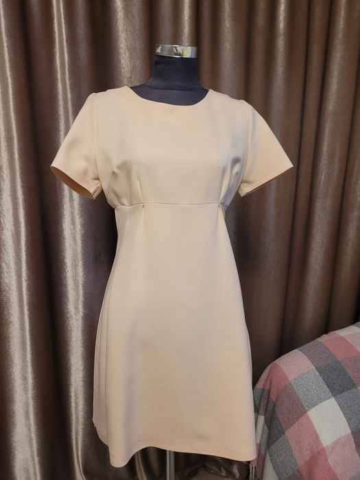 Платье для стройной девушки с тонкой талией.