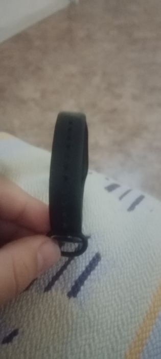 Это фитнес-браслет Xiaomi Mi Band.