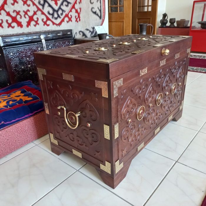 Сандық , жағлан.