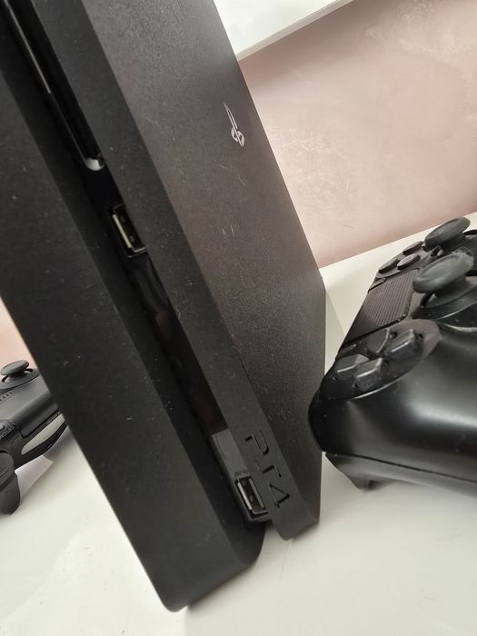 PS4 Slim Playstation 4 конзола Плейстейшън 4 + 2 джойстика почти нов