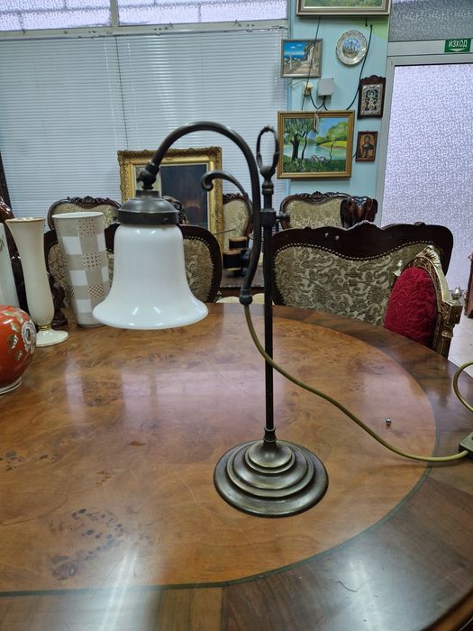 Прекрасна антикварна немска бронзова настолна лампа