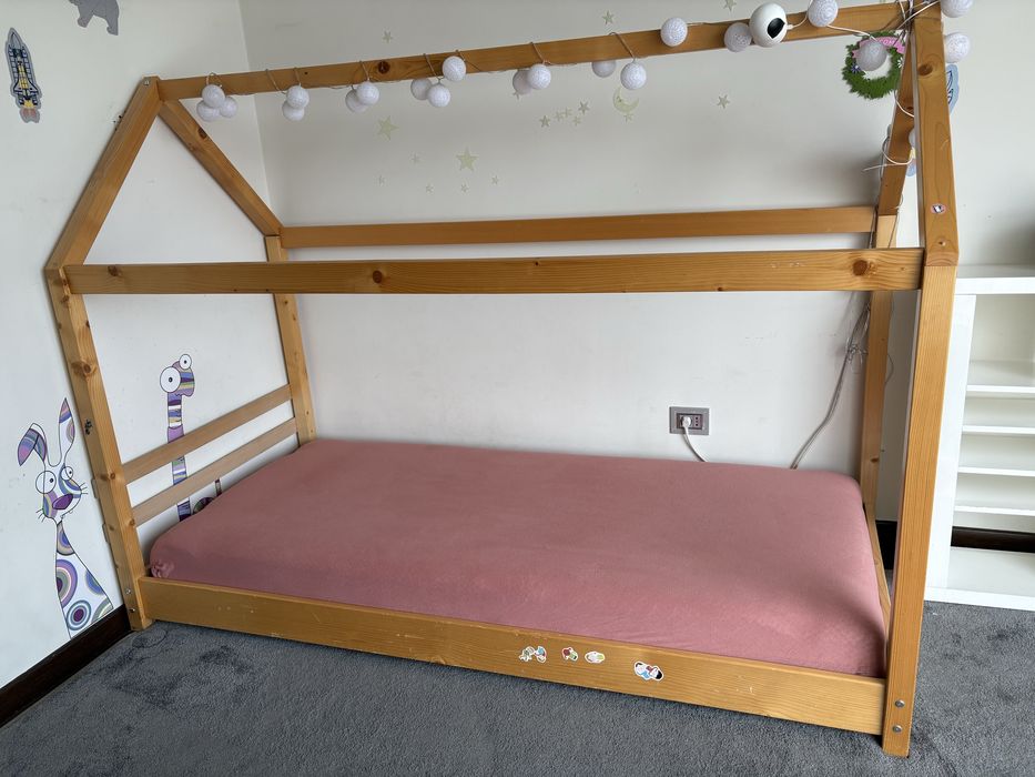 Pat montessori tip casuta lemn natur 90x200 cu saltea inclusa