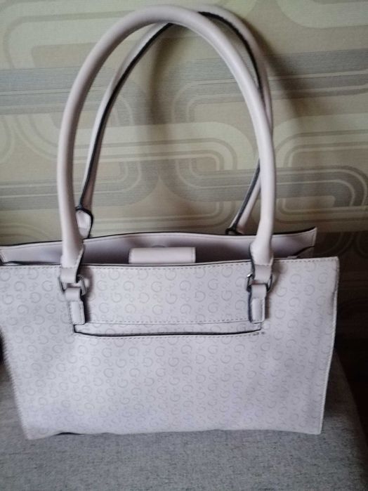 Дамска чанта на GUESS