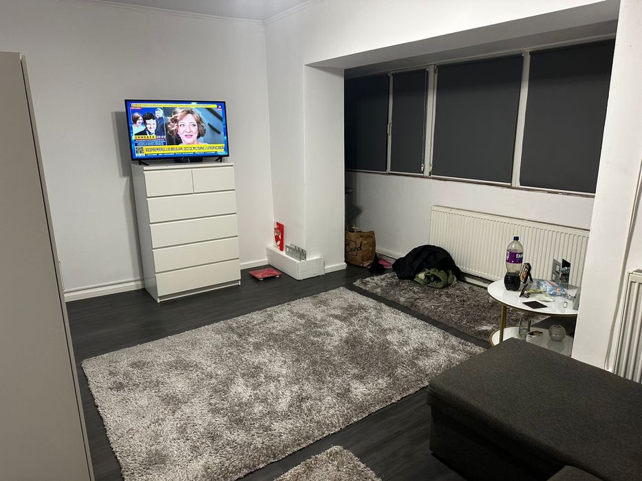Inchiriez apartament