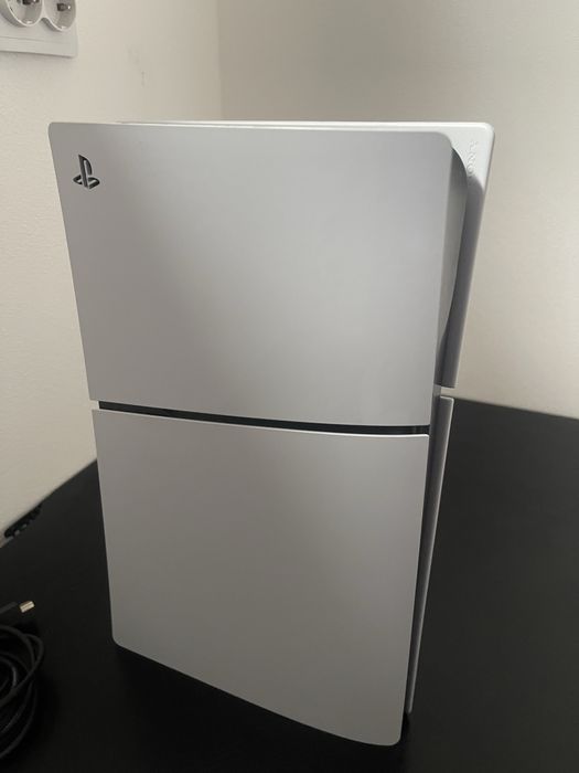 Vand PS5 doua manete nu negociez