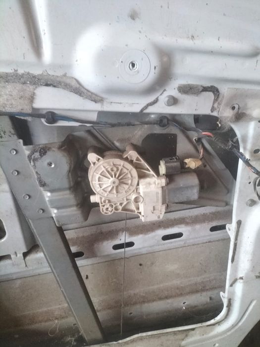 Дверь на мерседес или фольксваген