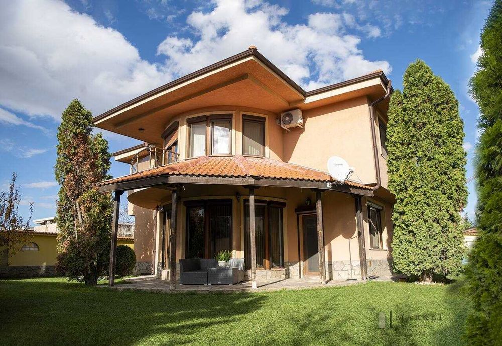 Нова самостоятелна къща с двор, гараж и паркоместа - кв. Остромила