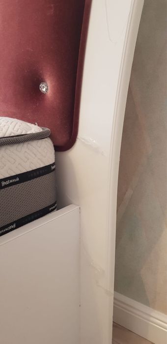 Кровать с матрасом в хорошем состоянии