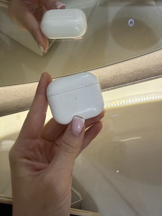Наушник с кейсом Airpods 3