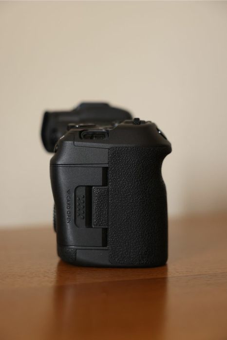 Продам Canon EOS R5 (body)