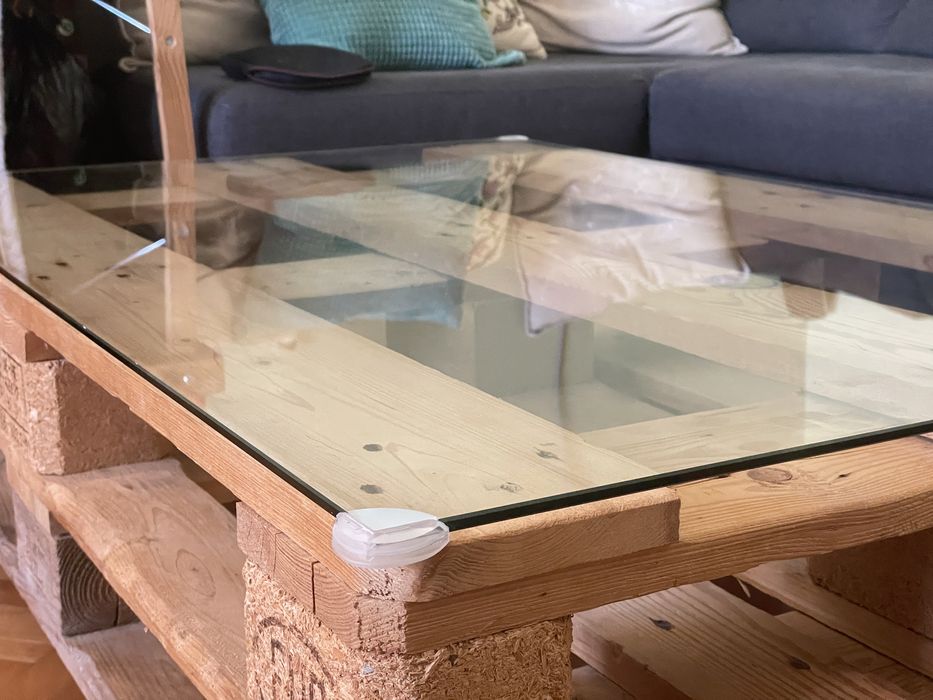 Холна маса от палета със стъкло