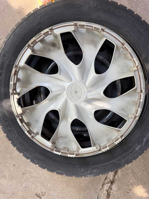 4 броя железни джанти Toyota 16" с тасове и гайки (6.5J 16" ET45 5x114.3 60.1) и 2 зимни гуми 205/55/R16