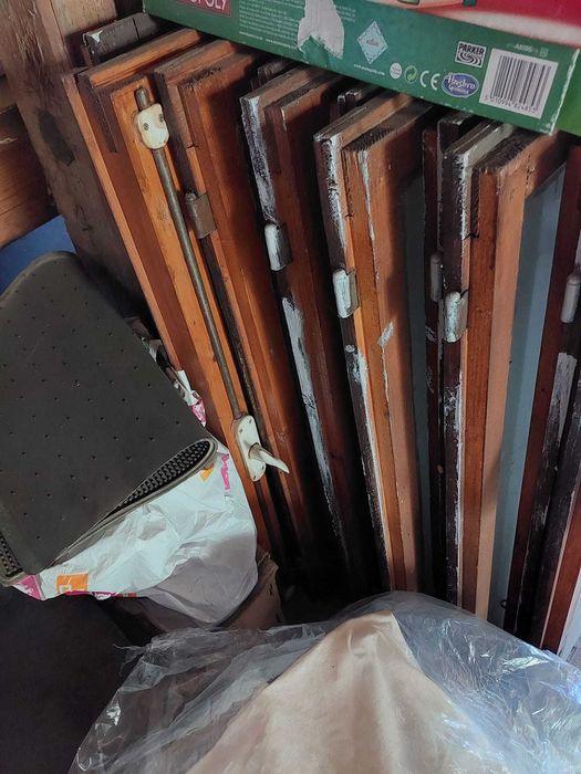 OCAZIE: 24 buc giurgiuvele lemn inchidere 6 ferestre toc 90x110 cm