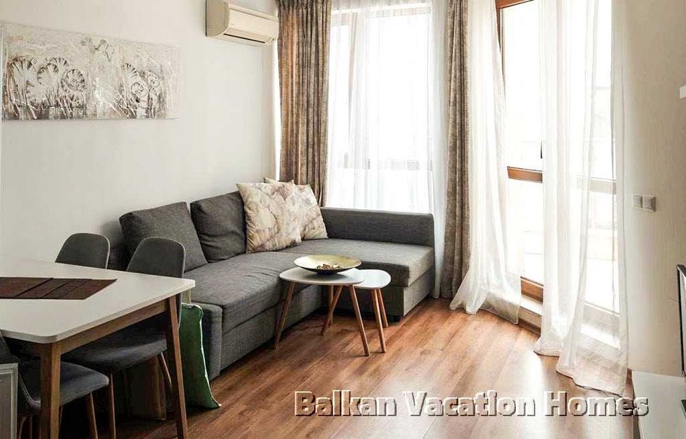 Двустаен апартамент с голяма покривна тераса – на 100 м от морето