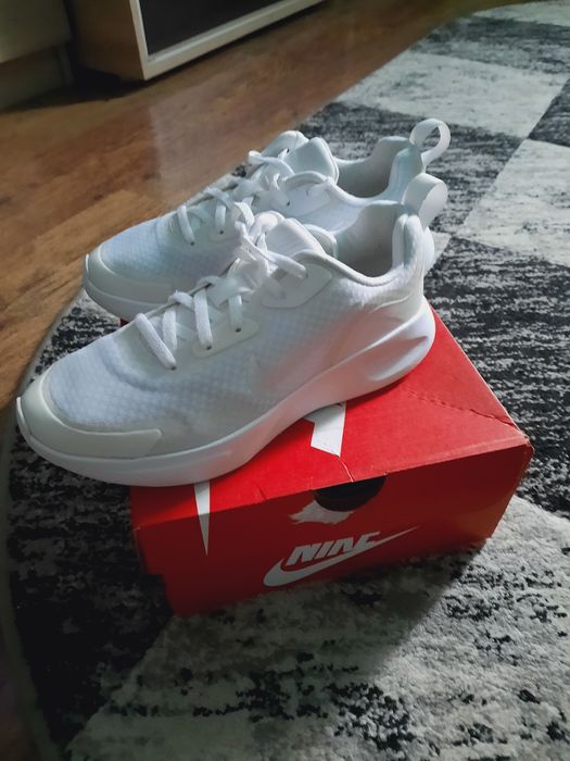 Vand adidasi sport Nike ca si noi