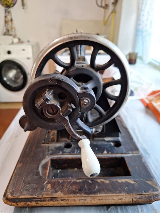 Машинка швейная древняя